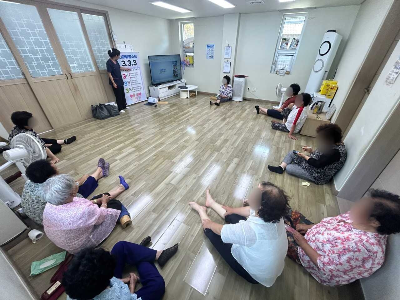 담양군이 어르신들의 인지 건강을 지키고 치매를 예방하기 위해 지난 2월부터 지역 경로당을 직접 찾아가는 ‘치매예방교실’이 호응을 얻고 있다.