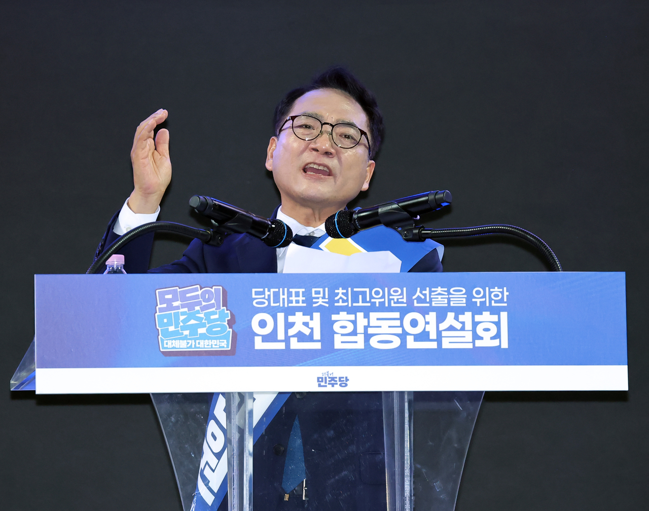 더불어민주당 박선원 당 최고위원 후보가 8일 인천 남동체육관에서 열린 민주당 당 대표·최고위원 순회경선 인천 합동연설회에서 정견 발표를 하고 있다. [연합]