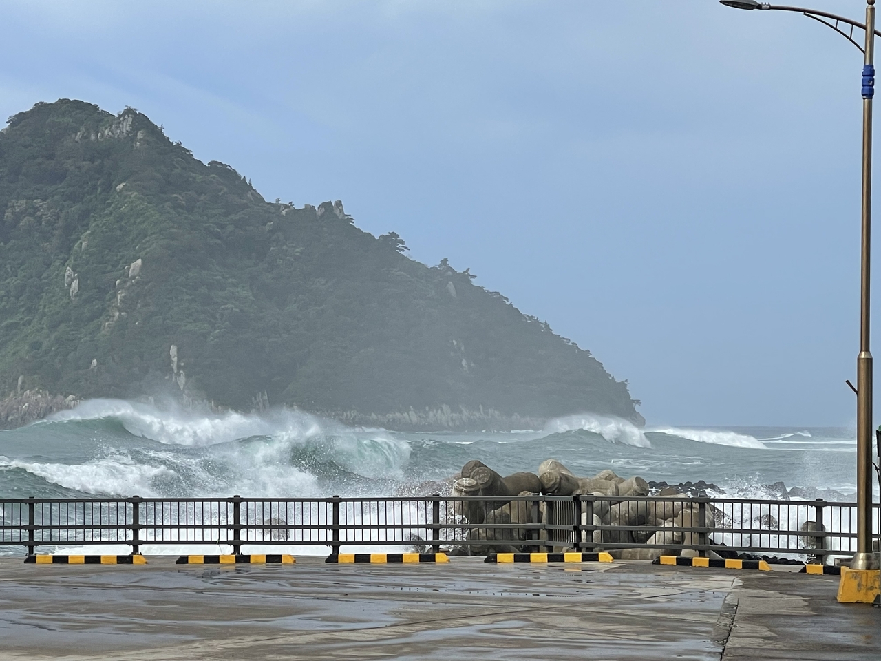 High waves roll toward Jeju Island on Saturday as the region comes under the indirect influence of Typhoon Dolphin, the season’s 13th typhoon. (Yonhap)
