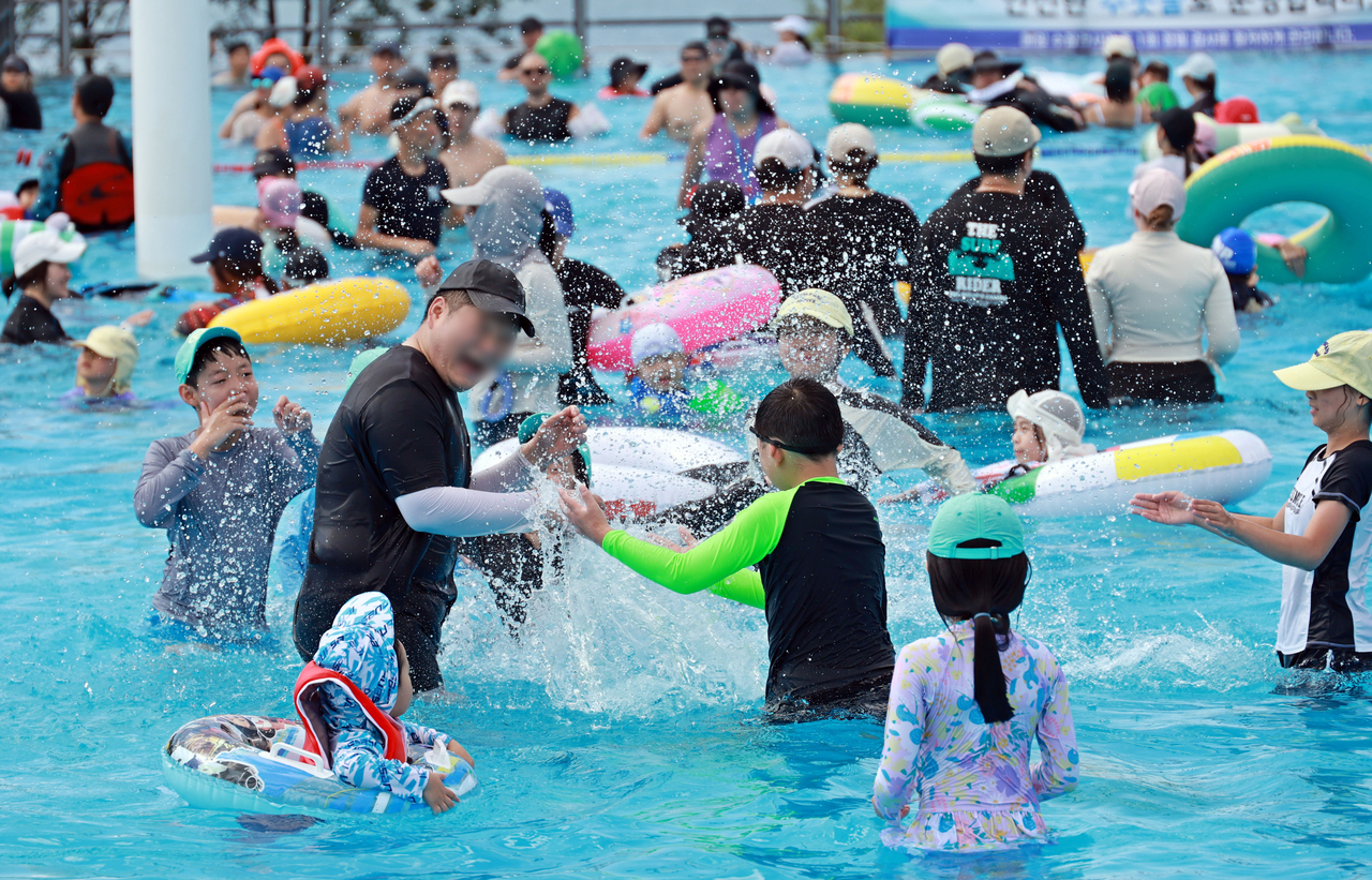 People cool off at a swimming pool in Hangang Park in Seoul on Saturday as the sweltering heat continues. (Yonhap)