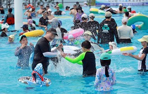 Record heat loosens grip over weekend