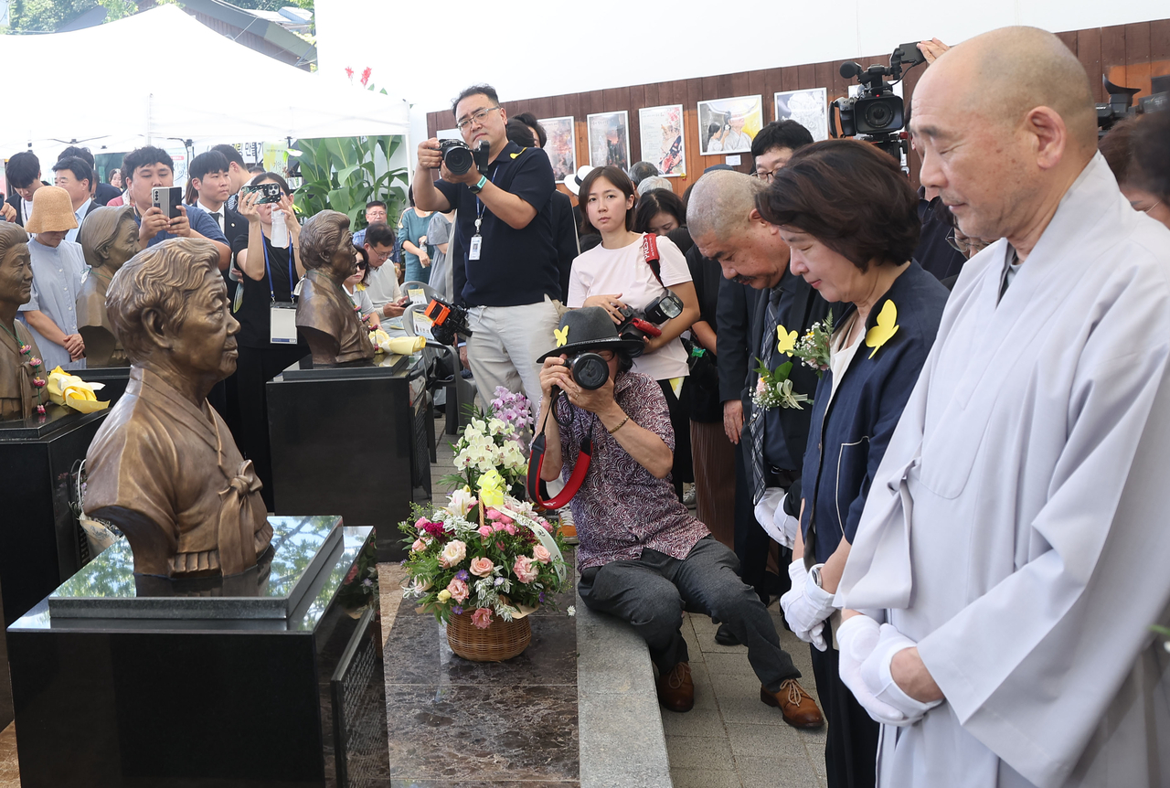 Gyeonggi Gov. Choo Mi-ae and other attendees unveil a bust of the late Japanese military sexual slavery survivor Kang Il-chul during a memorial ceremony at the House of Sharing in Gwangju, Gyeonggi Province, Saturday. (Yonhap)