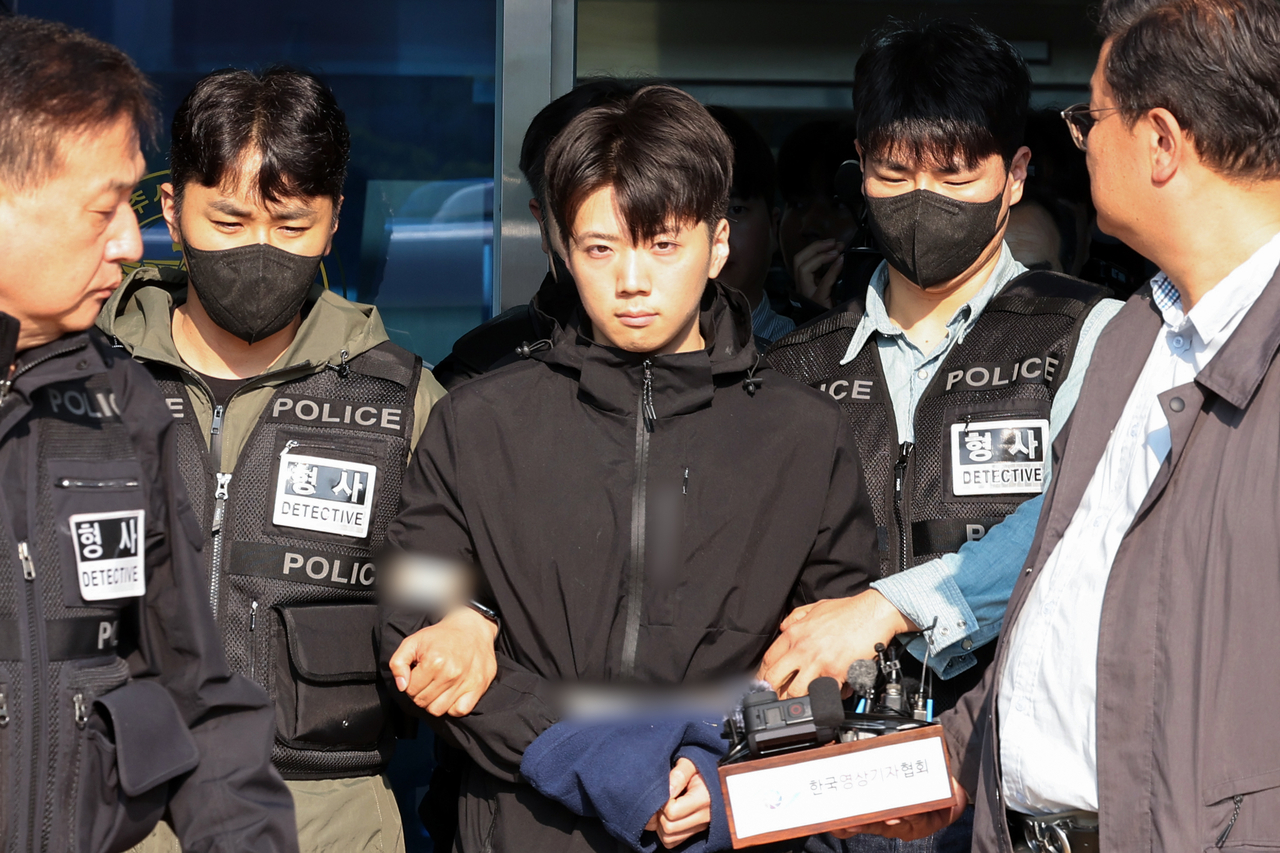장윤기(23)는 지난 5월 5일 광주에서 귀가 중이던 여고생을 흉기로 살해하고 남고생에게 흉기를 휘두른 혐의(살인·살인미수 혐의)로 재판을 받고 있다. [연합]