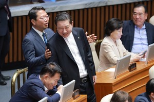 ‘각종 비위 의혹 김병기 제명해달라’…경찰 수사 미적이는 사이 국회 청원 등장