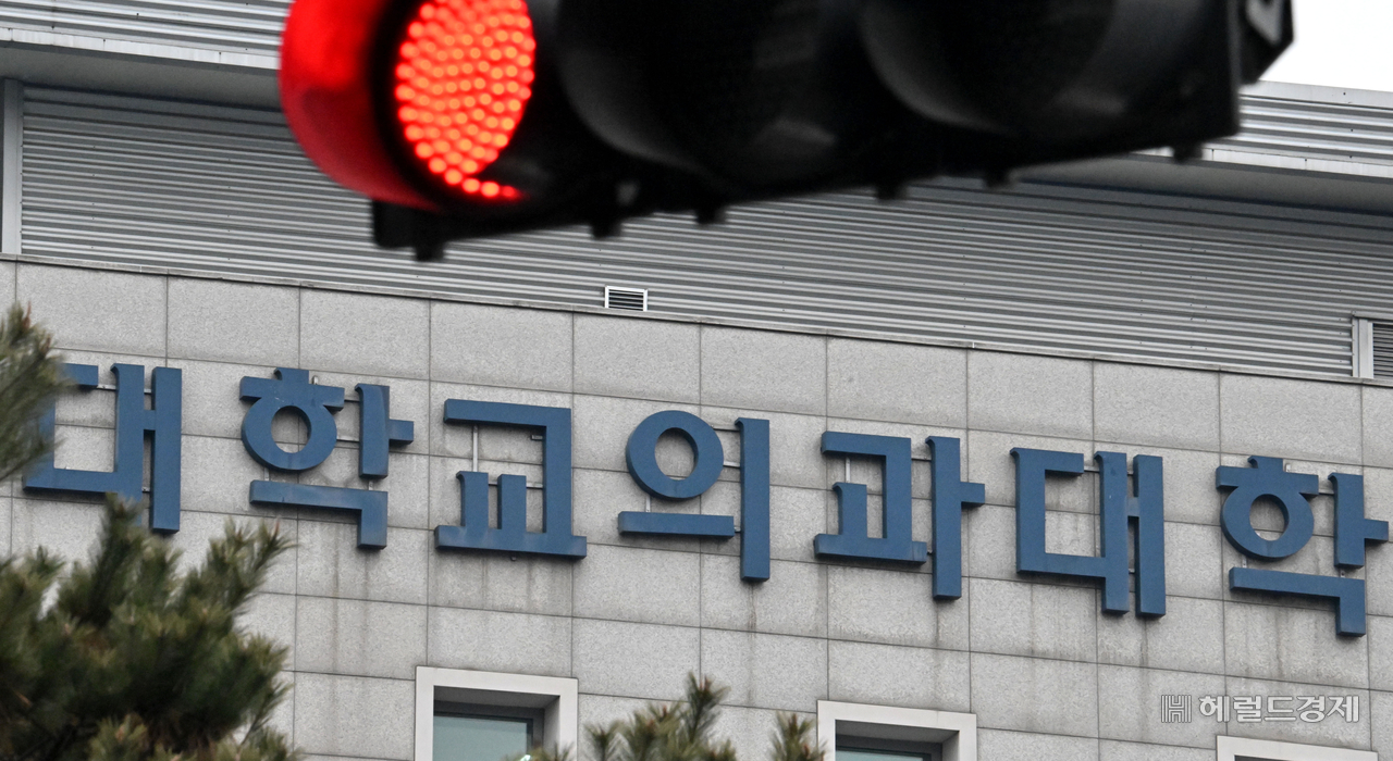 2027학년도 의대 입시에서 서울 수험생이 지원할 수 있는 모집인원이 전체의 절반 아래로 떨어진다. 사진은 이날 오전 서울 도심 내 한 의과대학 인근 신호등에 빨간색 불이 켜져 있다. 임세준 기자