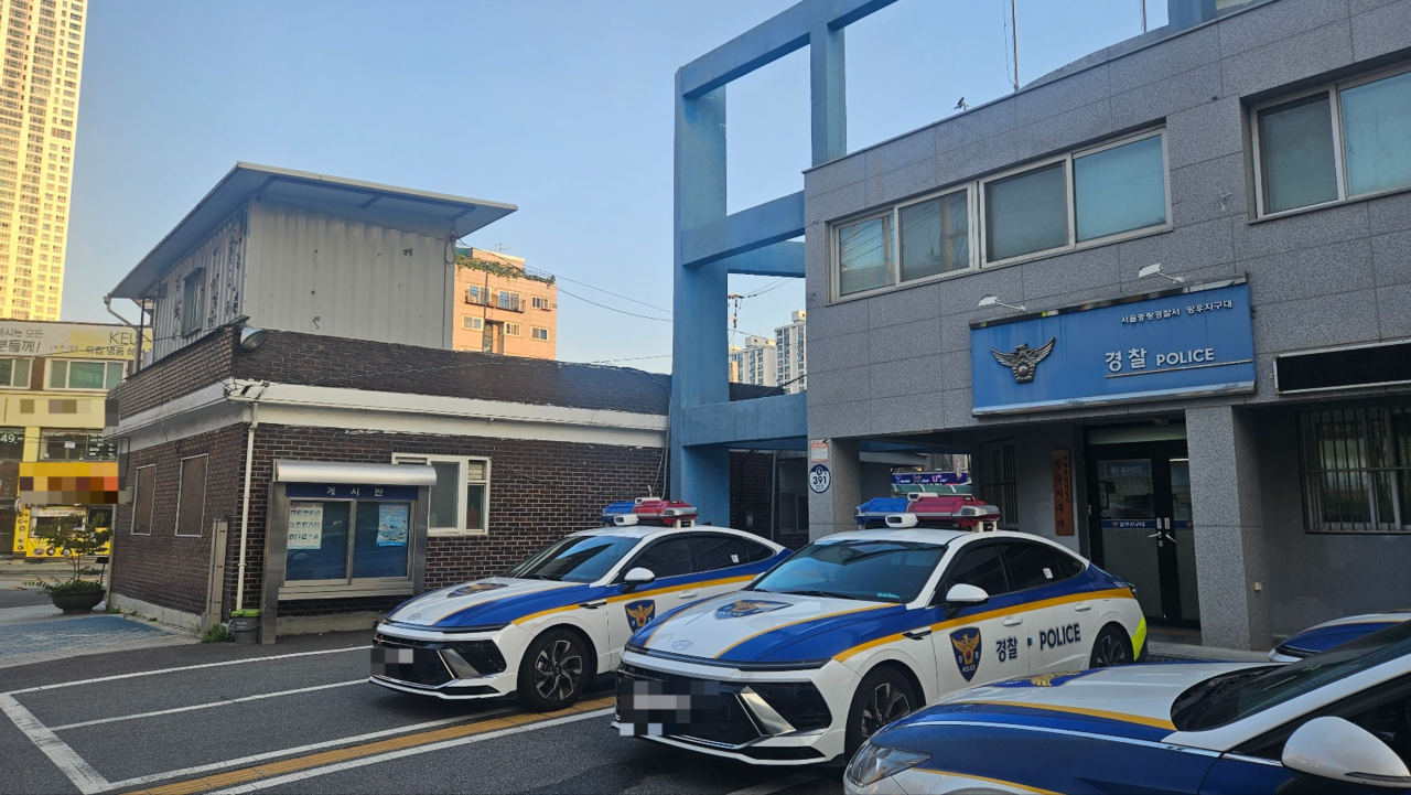 The Mangwu police substation and the adjacent Jungnang Model Drivers Association office in Mangwu-dong, Jungnang-gu, Seoul, seen on Monday. The association's building is part of the substation complex. (Lee Woo-jung, trainee reporter)