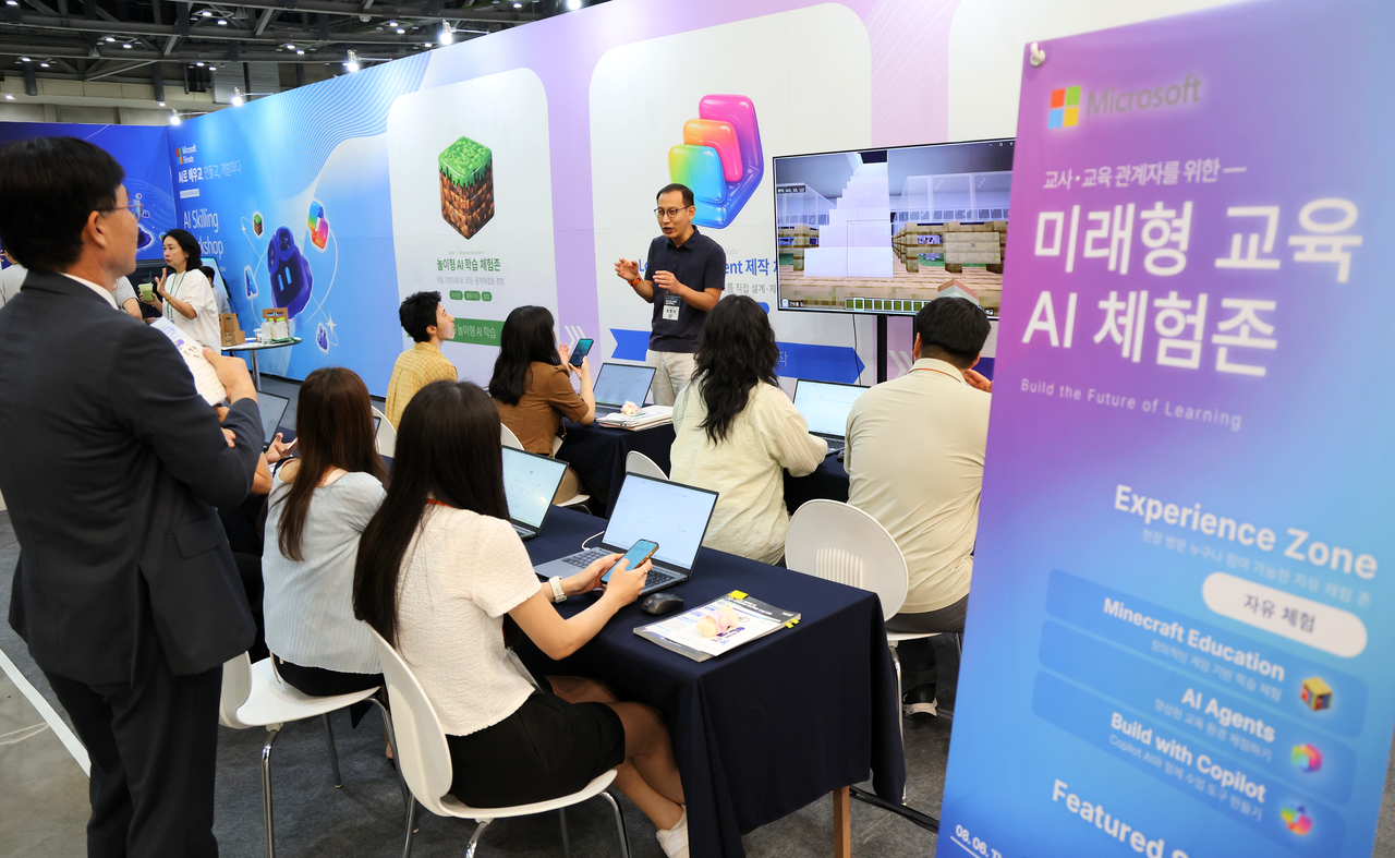 지난 6일 부산 벡스코에서 개막한 ‘2026년 인공지능(AI) 활용 교육 콘퍼런스’ 및 ‘대한민국 과학·수학·정보 교사 콘퍼런스’에서 마이크로소프트 부스 관계자가 미래형 교육 AI 체험존에 대해 설명하고 있다. [교육부 제공]