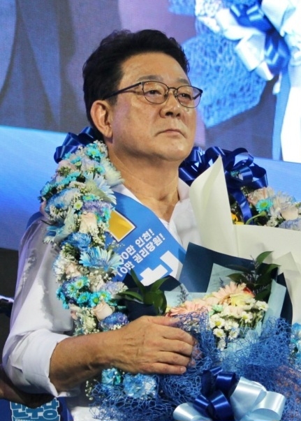 더불어민주당 인천시당위원장으로 선출돼 꽃다발을 받은 허종식 국회의원. [허종식 의원 블로그 캡쳐]