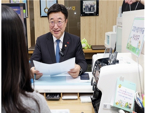 윤호중 행정안전부 장관이 지난해 12월 정부서울청사 농협지점에서 고향사랑 기부금 기탁서 서류를 제출하고 있다. [행정안전부 제공]