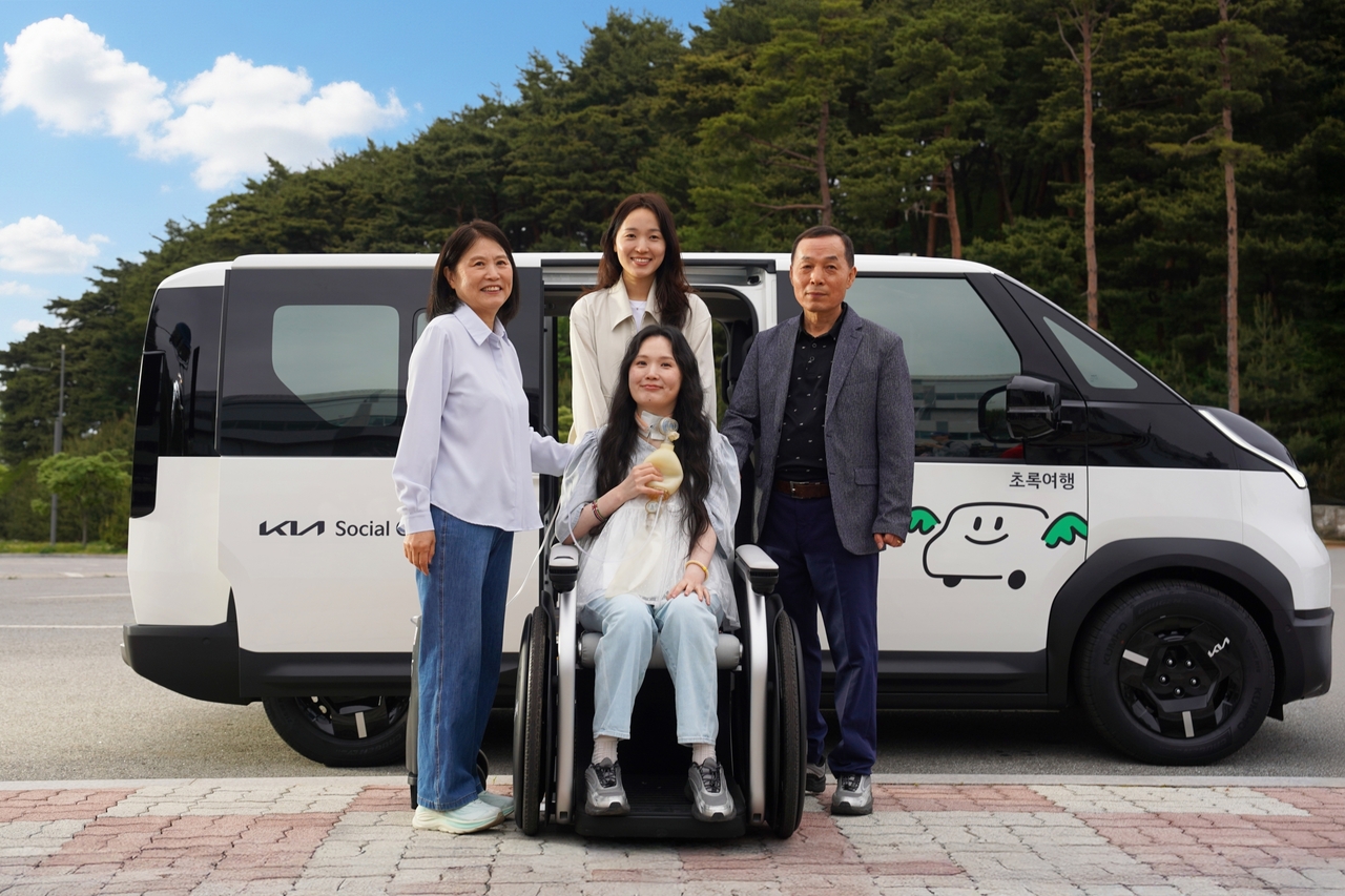 PV5 WAV와 함께 23년 만에 여행을 떠난 김온유 씨 가족이 기념 촬영을 하고 있다. [현대차그룹 제공]