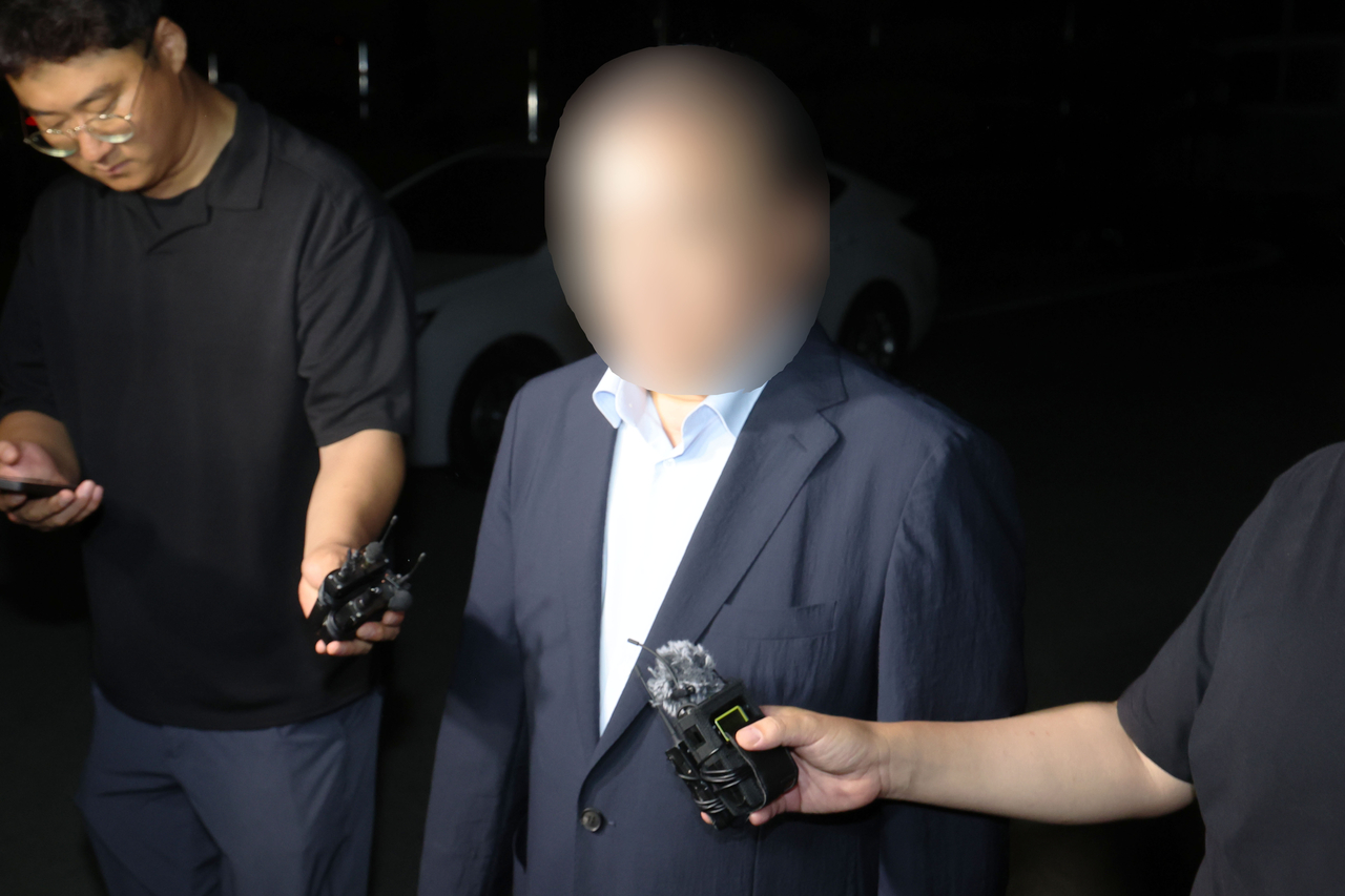 The former head of the Gwangsan Police Station in Gwangju, who is accused of evidence tampering in a murder case, leaves the Gwangju police headquarters after being questioned on July 23. (Yonhap)