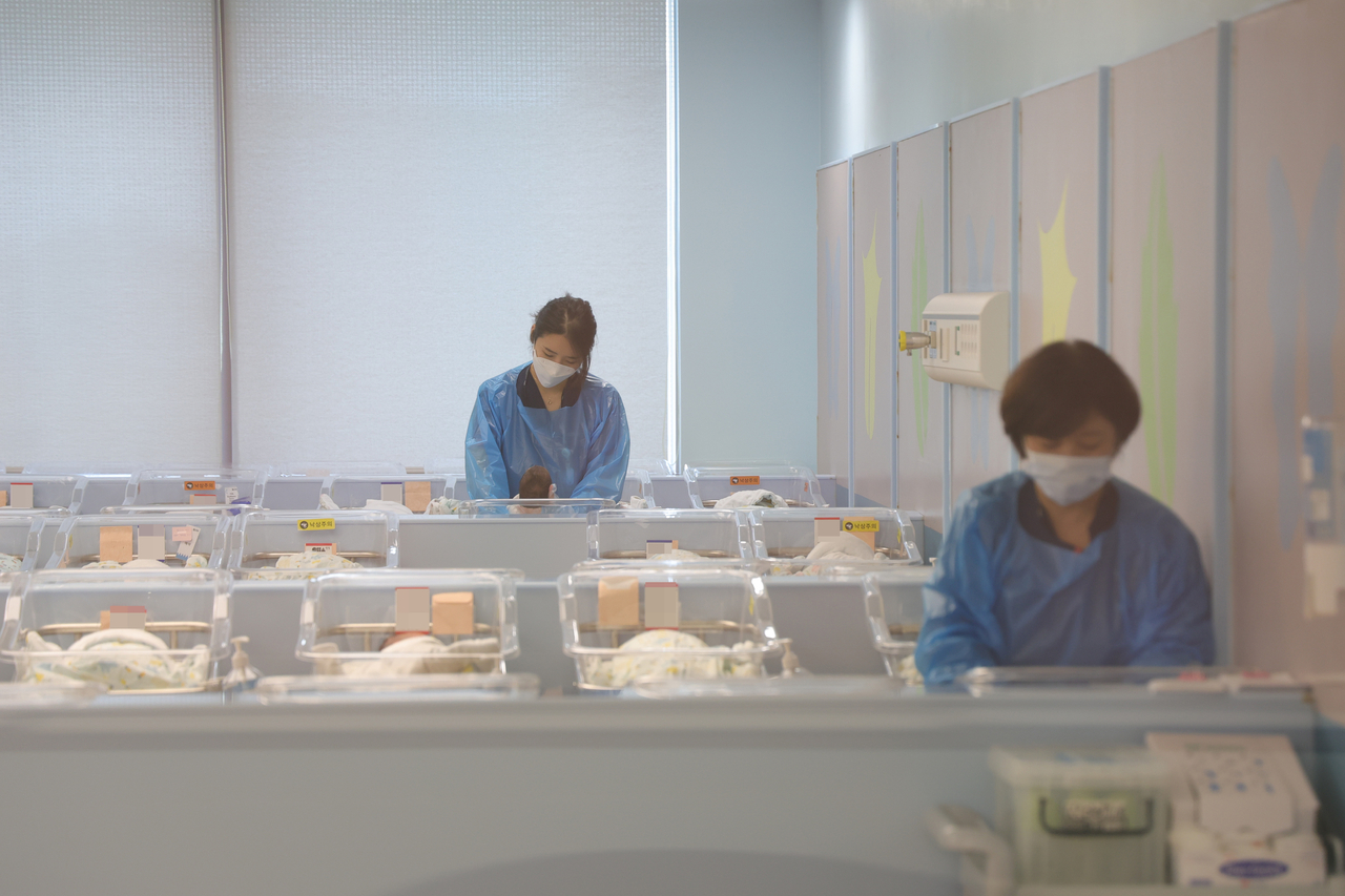 Nurses look after newborn babies at a hospital in Goyang, Gyeonggi Province, on July 29. (Yonhap)