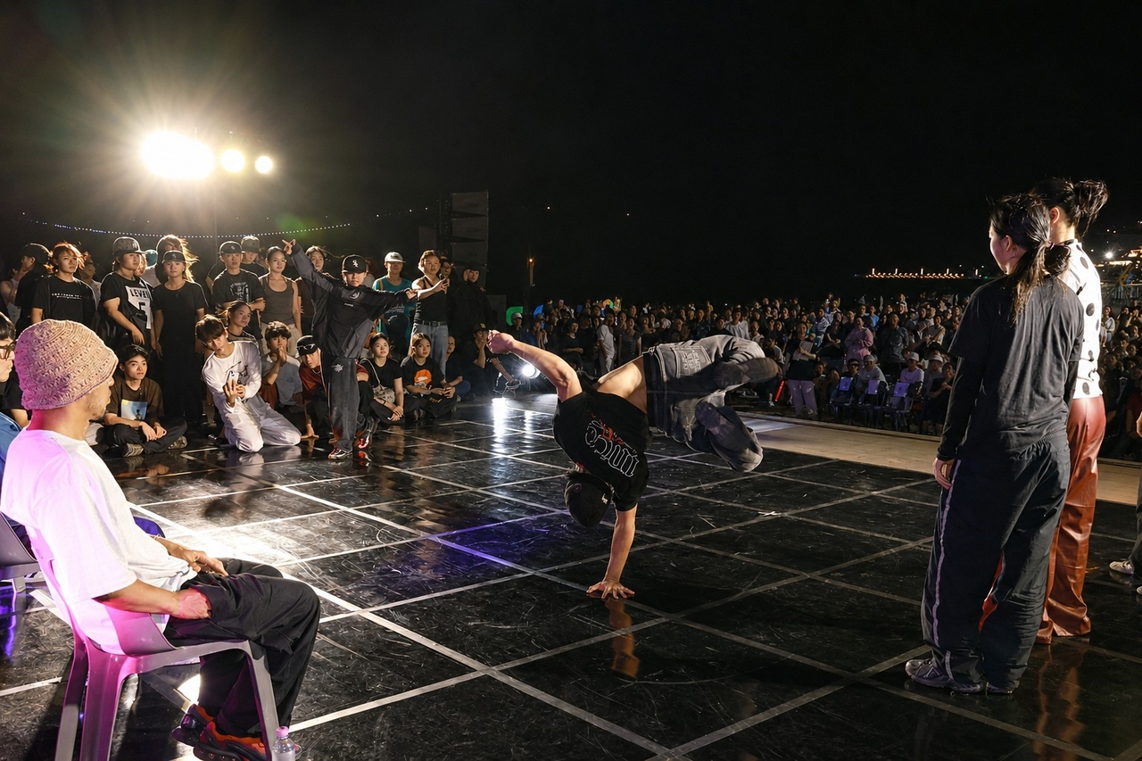 8일 여름밤 울산시 동구 일산해수욕장 상설무대에서 열린 제6회 전국 청소년 스트리트 댄스 배틀에서 참가 팀이 경연을 펼치고 있다. [울산 동구청 제공]