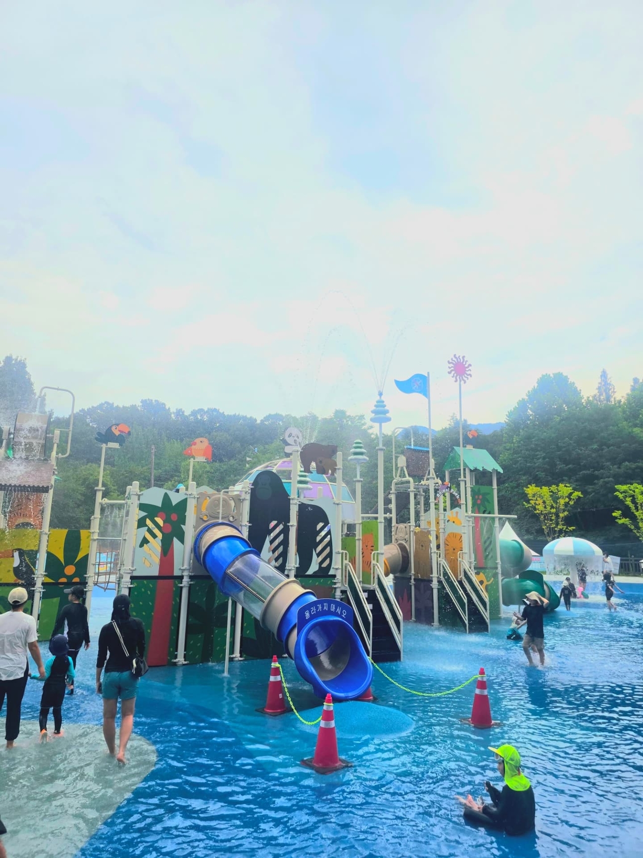 People enjoy a children’s water park operated by the Gwanak-gu District Office at Gwanaksan Park in southern Seoul. (Courtesy of  Lim Eun-ju)