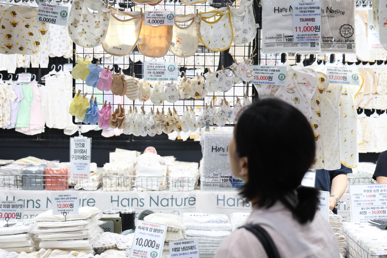 A visitor browses baby products at Mom & Baby Expo at COEX Magok in western Seoul on Thursday. (Yonhap)