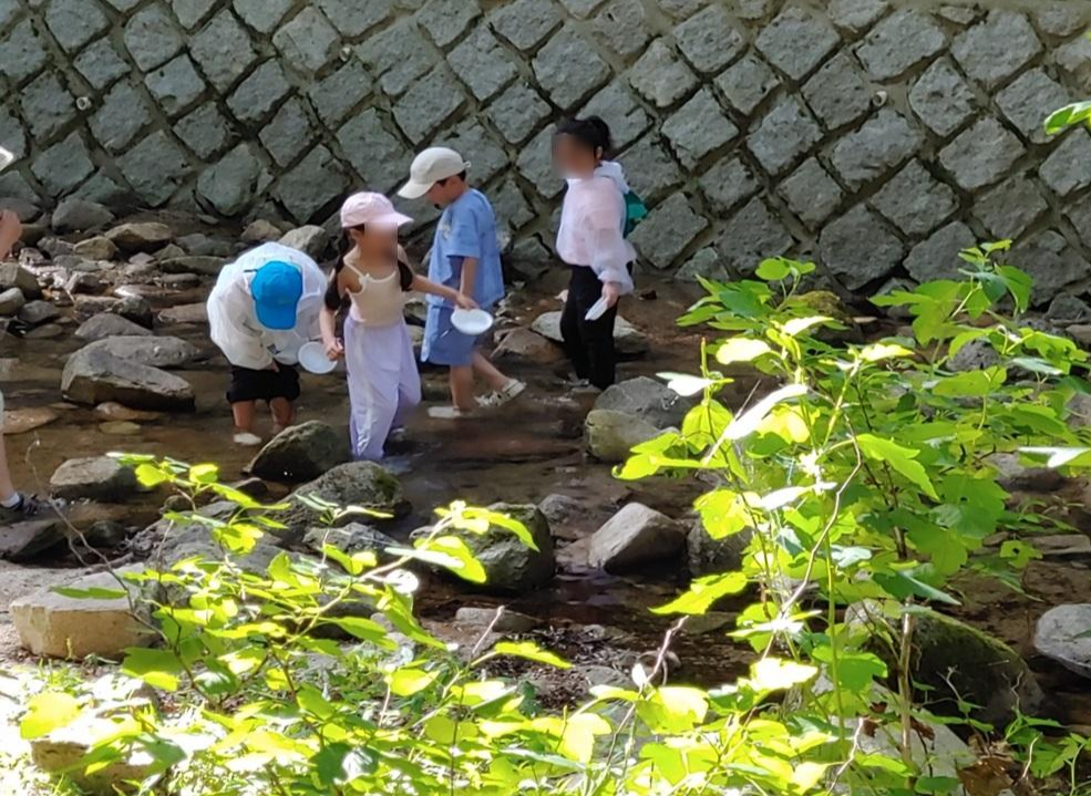Children play in the water at Byeogun Valley in Nowon-gu, northern Seoul. (Nowon-gu District Office)
