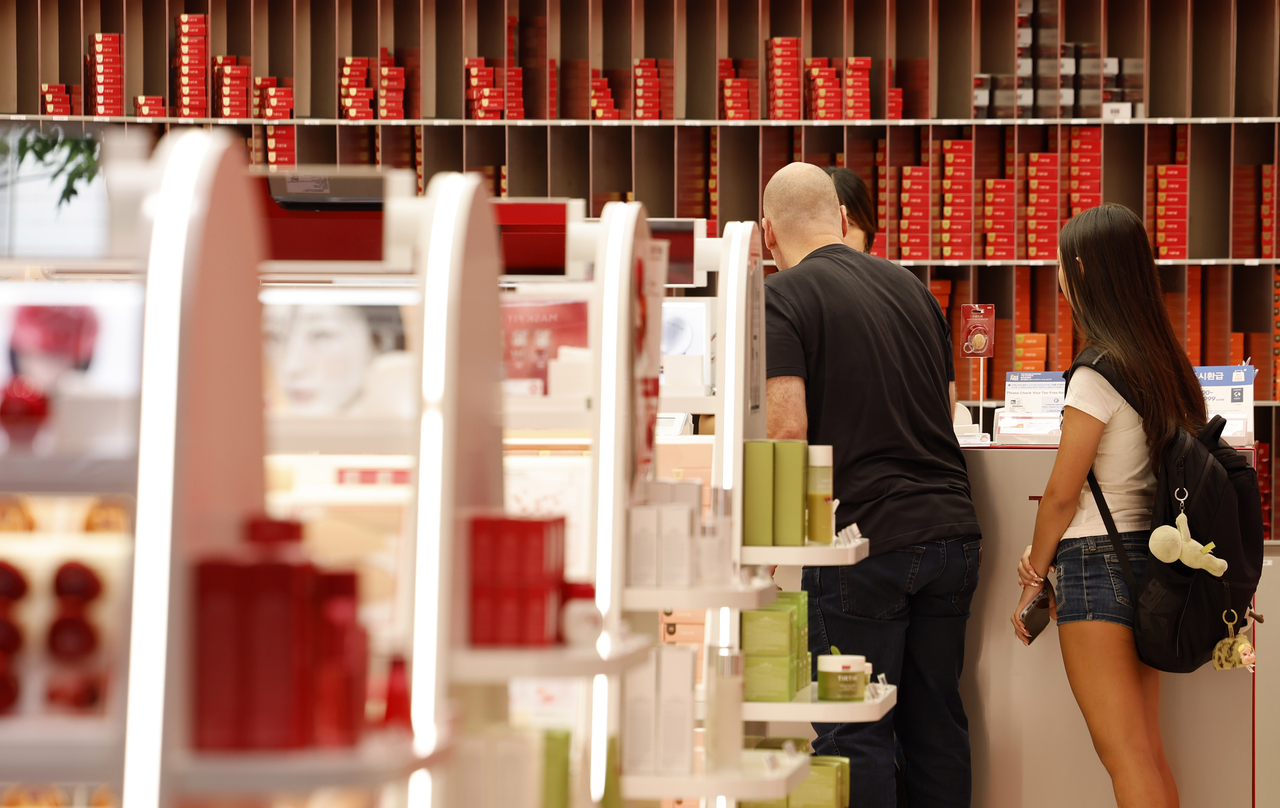 Shoppers browse for cosmetics at a store in Seoul on Aug. 3. (Newsis)