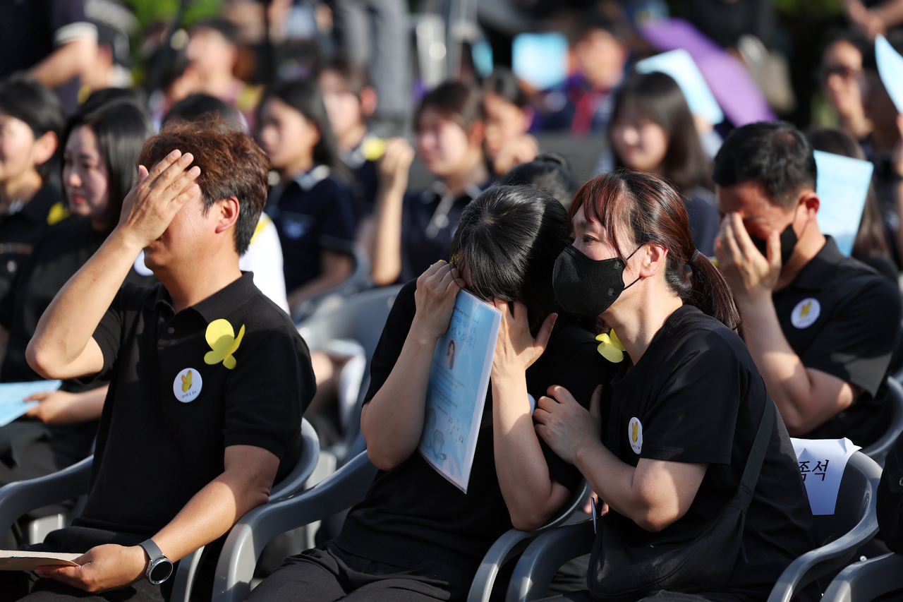 Family members react during a memorial service for Lee Chae-won, the 17-year-old victim in the Gwangju rape-murder case, held in front of the Gwangju Metropolitan Office of Education on June 21. (Yonhap)