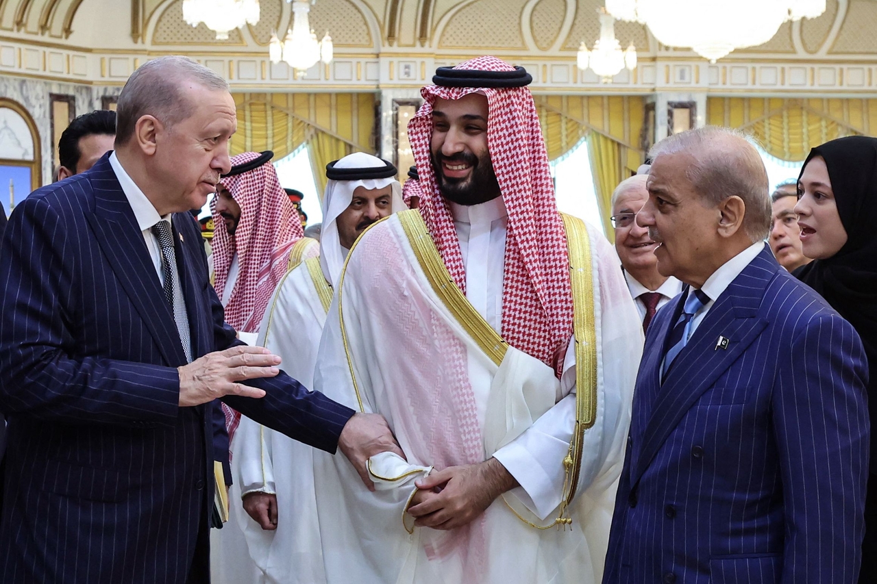 Turkey's President Recep Tayyip Erdogan (left), Saudi Arabia's Crown Prince Mohammed bin Salman (center) and Pakistan's Prime Minister Shehbaz Sharif meet in Mecca, Saudi Arabia, Friday. (AFP-Yonhap)