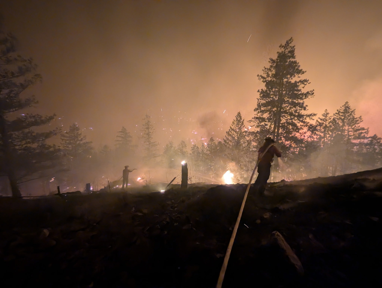 Firefighters are putting out a wildfire near Okanagan Valley in the Southern Interior of British Columbia, Canada, Saturday. (Xinhua-Yonhap)