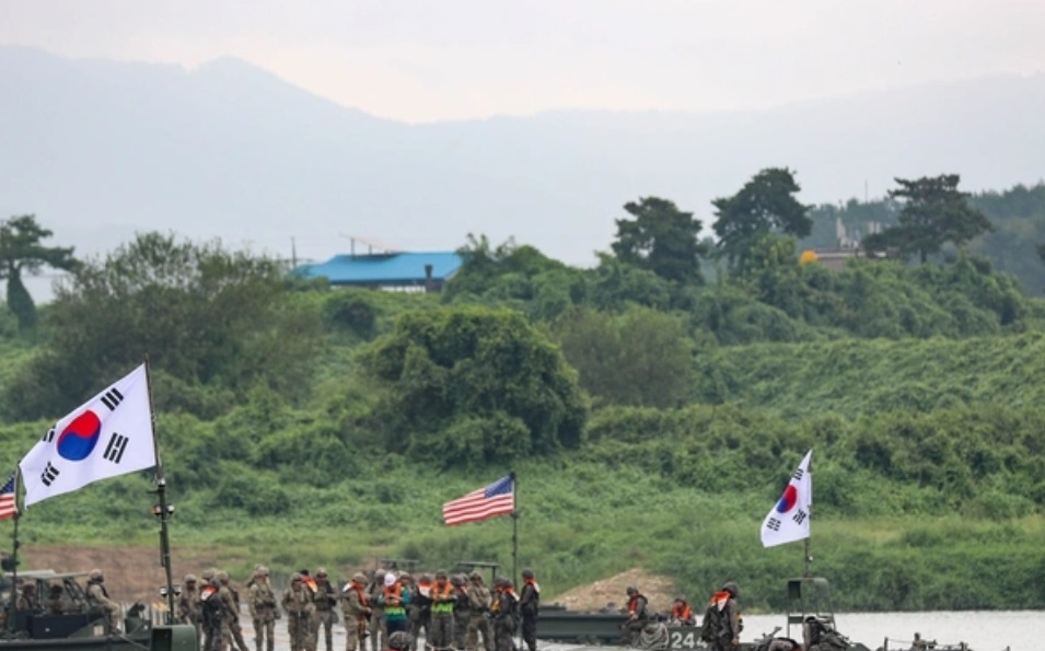 지난해 8월 ‘을지 자유의 방패’(UFS) 연습. 한미 장병들이 제병합동 도하훈련을 실시하고 있다. [한미연합사 제공]
