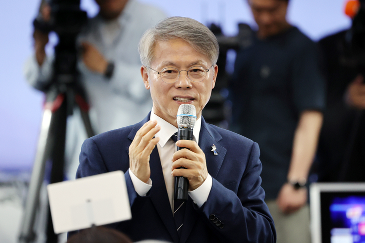 민형배 더불어민주당 전남광주통합특별시장 후보가 지난 6월 3일 오후 광주 서구 마륵동에 있는 선거사무소에서 당선이 유력하자 소감을 지지자들에게 전하고 있다. [연합]