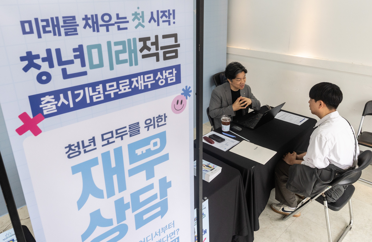 지난달 22일 서울 성동구의 한 빌딩에 마련된 청년미래적금 재무상담 창구에서 청년들이 상담을 받고 있다. [헤럴드DB]