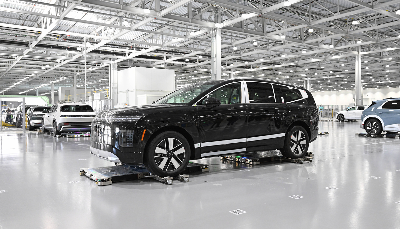 A Hyundai WIA parking robot transports a vehicle at Hyundai Motor Group Metaplant America (HMGMA) in Georgia. [Hyundai WIA]