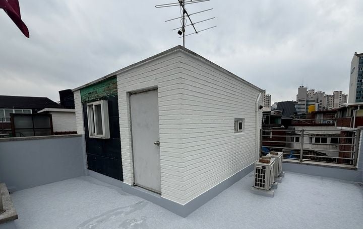 The rooftop of Seongmi Senior Center in Mapo-gu, Seoul, after heat-reflective paint was applied last year. [Mapo-gu]