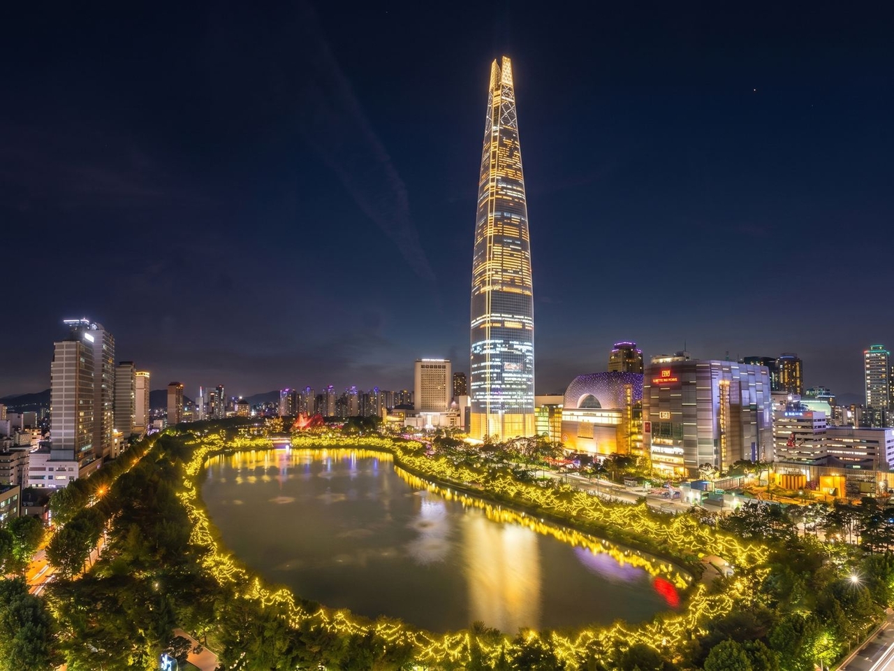 A rendered image imagines Seokchon Lake illuminated in yellow as part of Big Bang's 20th anniversary event in Jamsil in Songpa-gu, southern Seoul. (YG Entertainment)