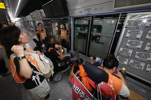 身障團體搭捷運抗議　龍山站運行一度受阻