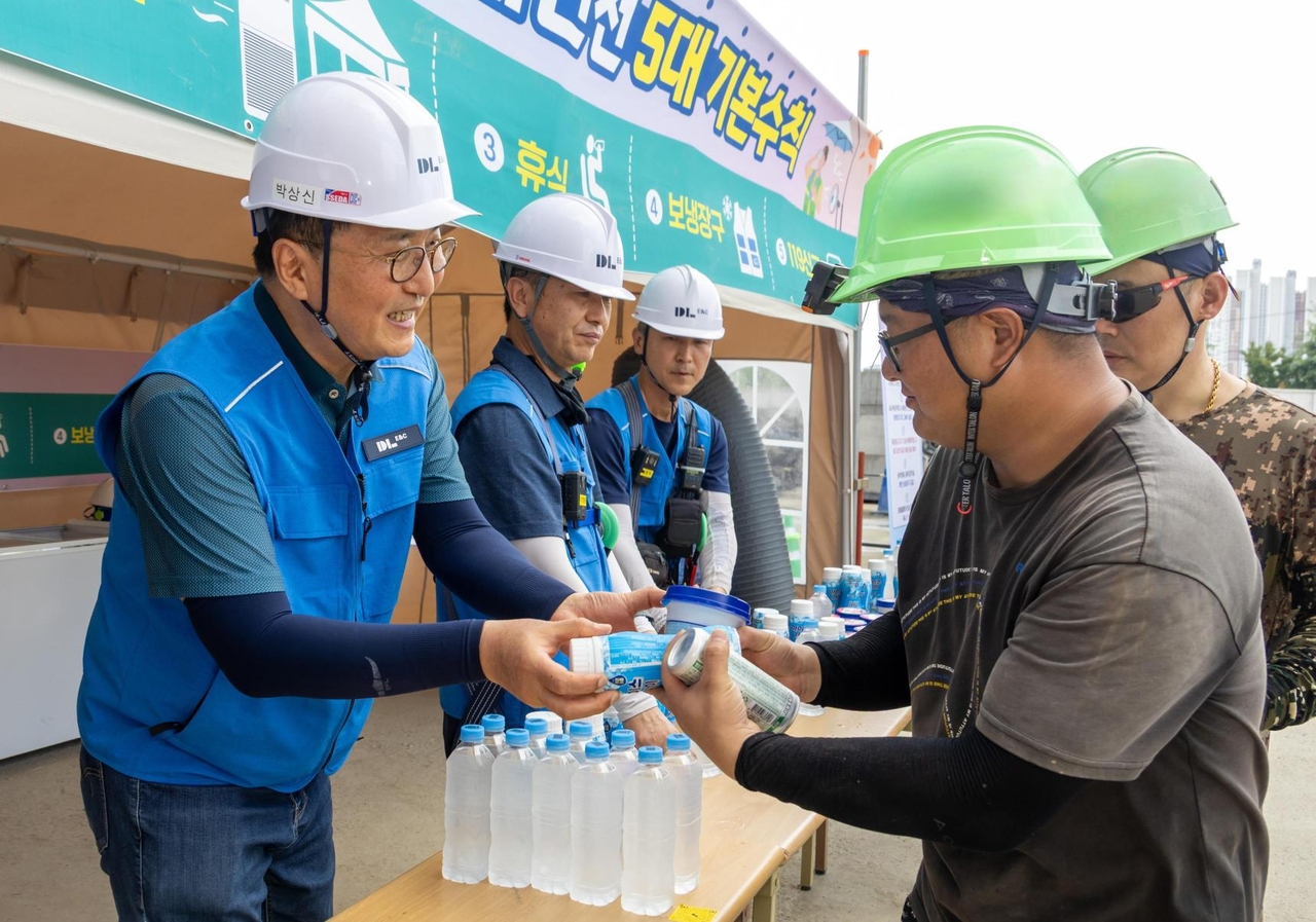 지난 1일 천안 성성 현장 안전점검에 나선 박상신 DL이앤씨 대표이사. [DL이앤씨 제공]