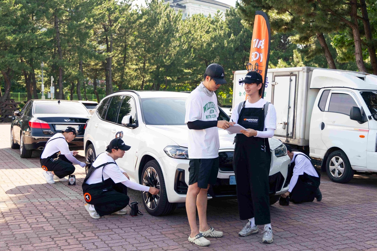 한국타이어가 지난 7월 31일부터 8월 2일, 8월 7일부터 9일까지 총 6일간 강원도 동해시 망상해수욕장에서 진행한 ‘타이어보이’와 ‘한국타이어 튜브숍’ 운영을 성공적으로 마쳤다. [한국타이어앤테크놀로지 제공]