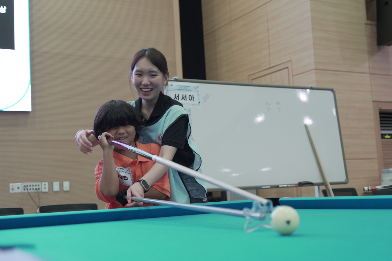 Seo Seo-a, a leading pocket billiards player, coaches young participants at last year's Q-Festa.