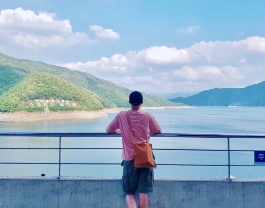2018년 소양강댐 인문학여행을 떠난 방탄소년단 리더 남준(RM)의 모습. 소양호는 인제-양구-춘천에 걸쳐 있다.