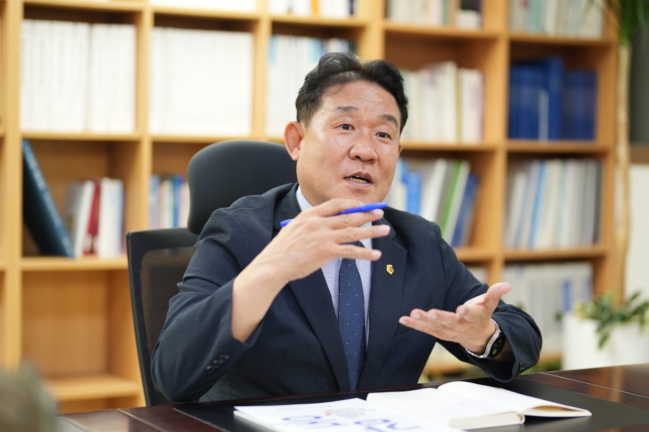 이 위원장이 서울시의 재정 건전성과 예산 효율성을 높이는 한편 AI·로봇 등 미래산업 투자를 양질의 일자리 창출로 연결하겠다는 구상을 밝히고 있다. 양정원 기자