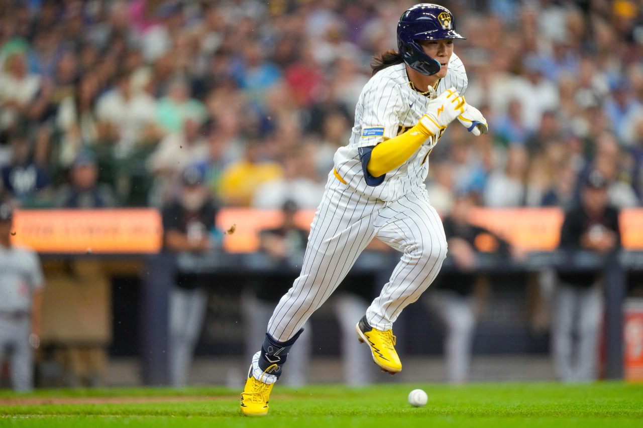 Bae Ji-hwan of the Milwaukee Brewers runs to first base after putting down a bunt against the Minnesota Twins during the clubs' Major League Baseball regular-season game at American Family Field in Milwaukee, Wisconsin, on Sunday. (AP-Yonhap)
