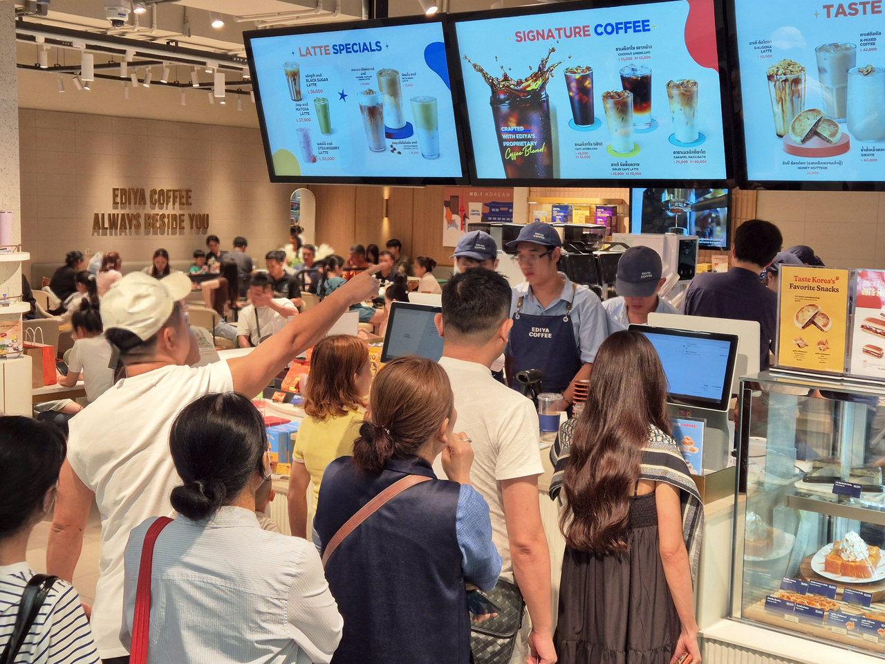 Customers line up at an Ediya Coffee store inside KokKok Mega Mall in Laos. (Ediya Coffee)