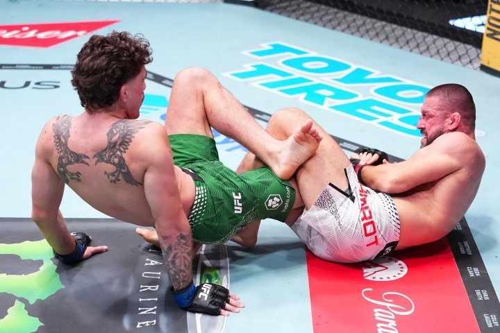 Quillan Salkeld (left) fends off a heel hook attempt by Mateusz Gamrot. [UFC]
