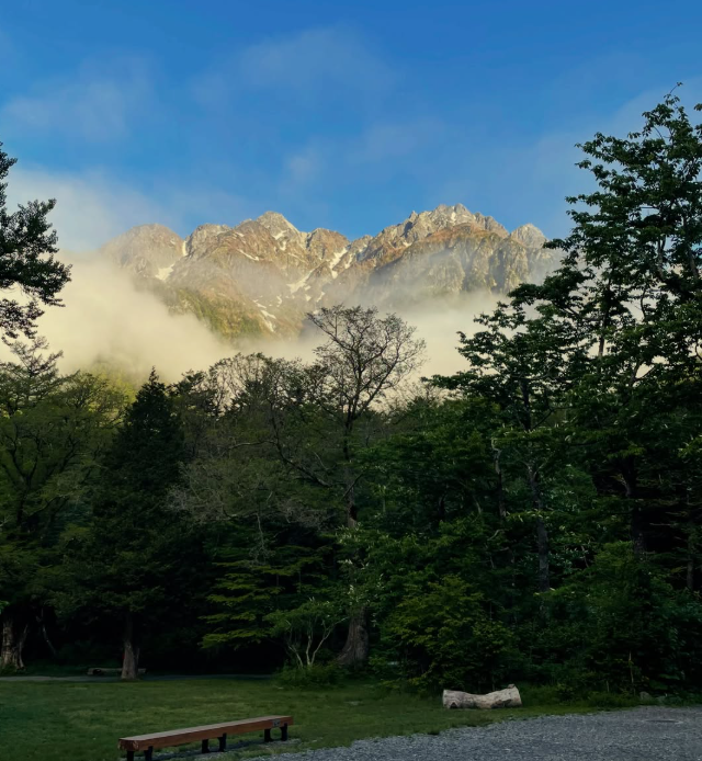 A screenshot shows a morning view of the Tokusawa hiking area (@tokusawaen_official)