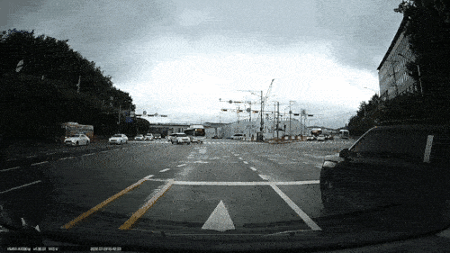 A crow caused an explosion on a utility pole, resulting in a brief power outage in Seongnam, Gyeonggi Province, on July 9. (Video courtesy of a reader)