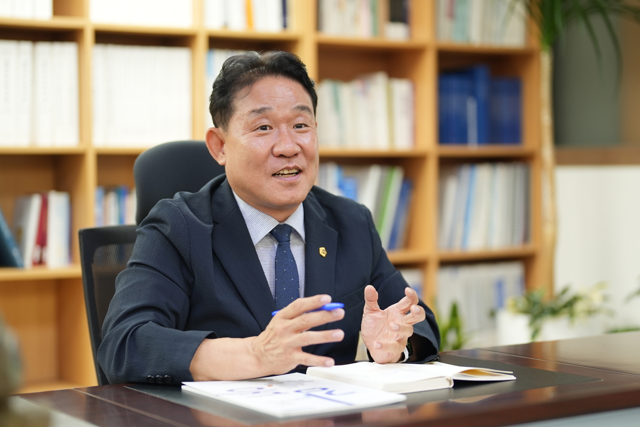 이준형 기획경제위원장이 10일 헤럴드경제와의 인터뷰에서 서울의 미래산업 육성과 민생경제 회복을 위한 정책 방향을 설명하고 있다. 양정원 기자
