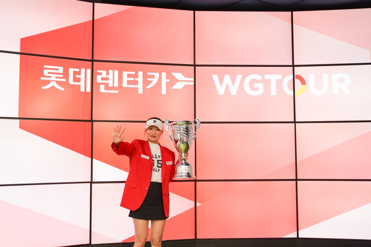 Lee Jin-kyung poses with the winner's trophy after claiming the title at the sixth major of the 2026 Lotte Rentacar WG Tour at Golfzon Joimaru in Daejeon on Sunday.