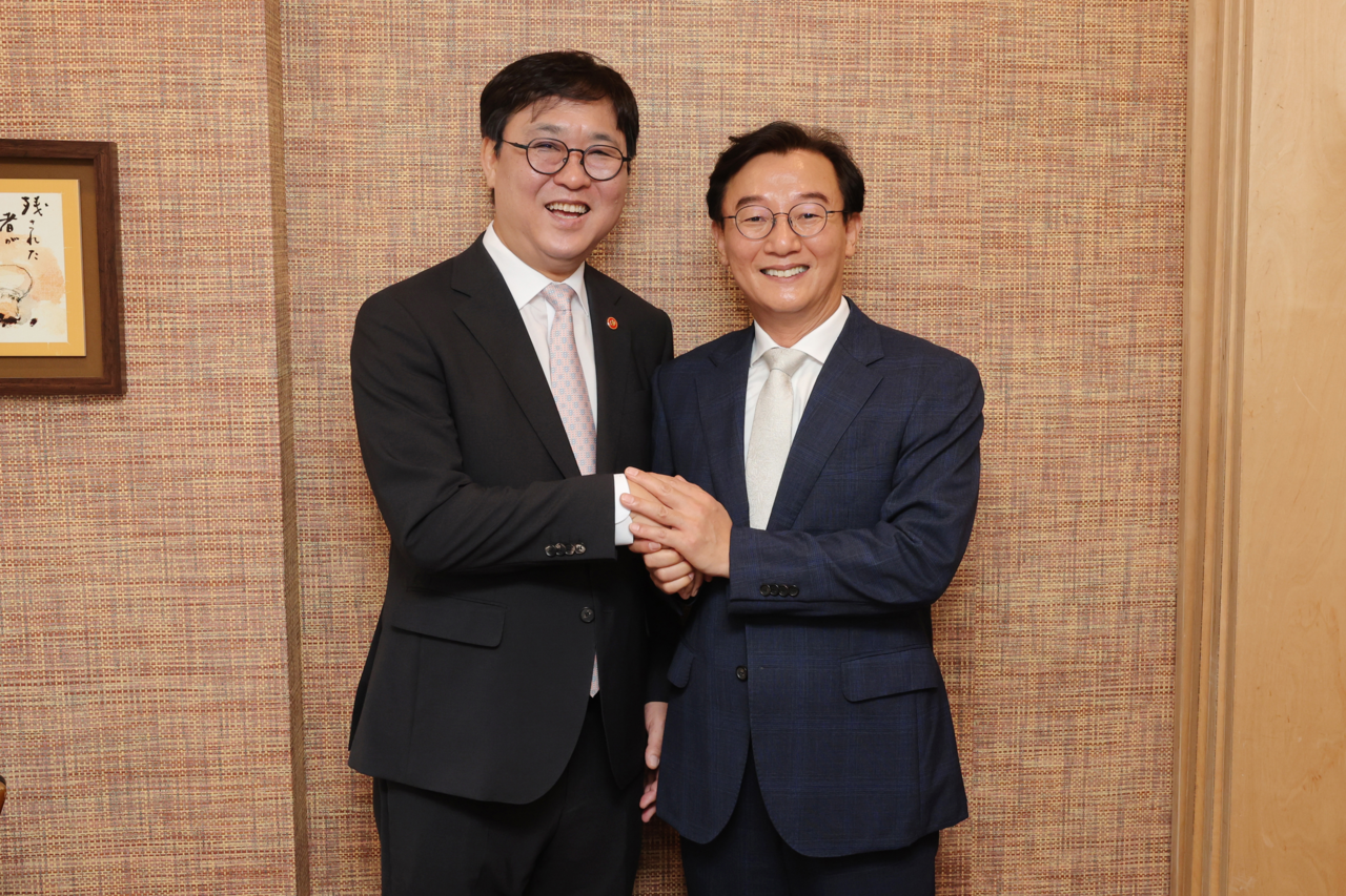 전재수(오른쪽) 부산시장이 10일 부산을 방문한 최휘영 문화체육관광부 장관과 손을 맞잡고 있다. [부산시 제공]