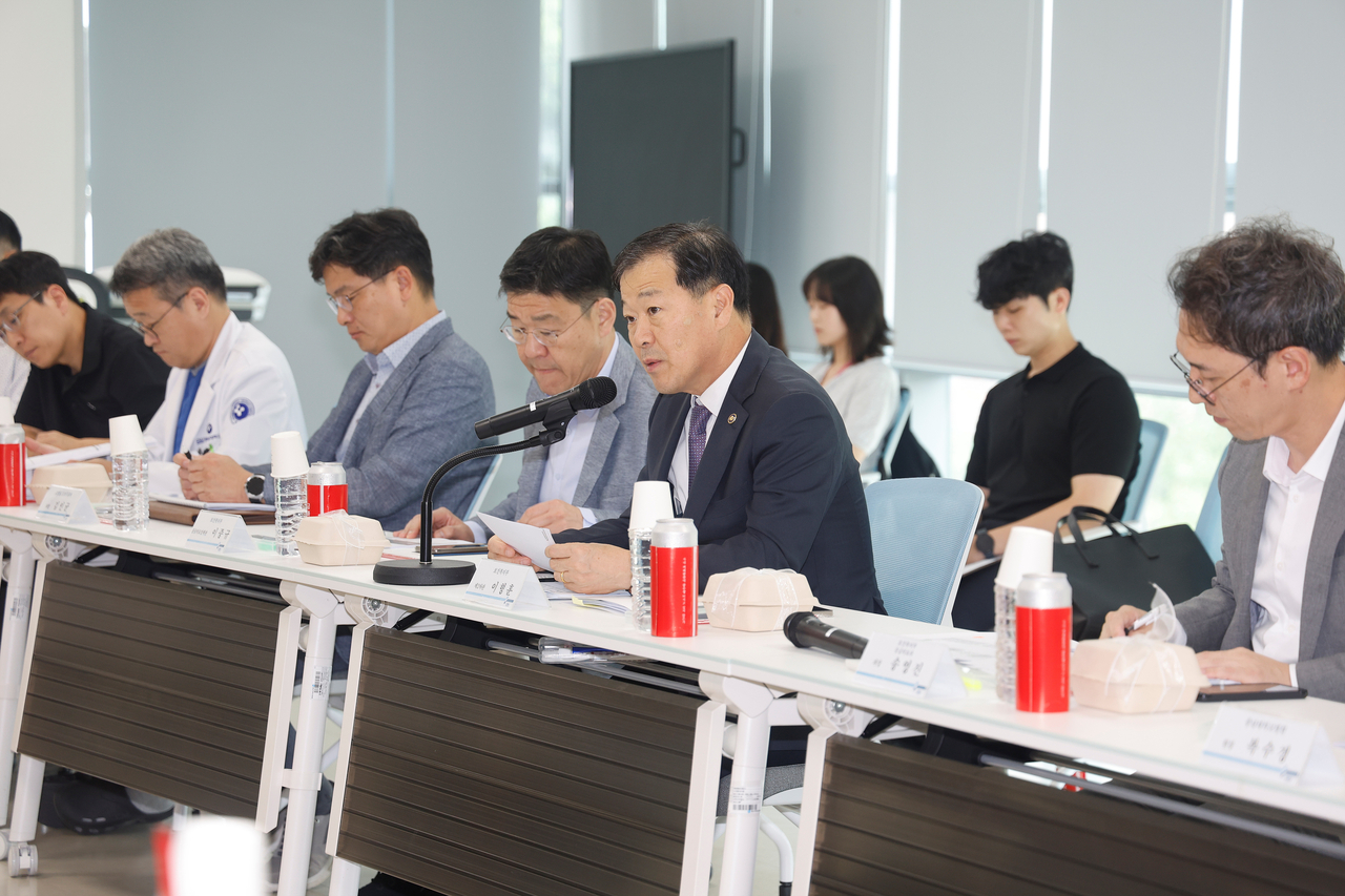 이형훈 보건복지부 제2차관이 10일 대전시 충남대학교병원에서 충청권 응급환자 이송체계를 논의하는 간담회에서 발언하고 있다. [보건복지부 제공]