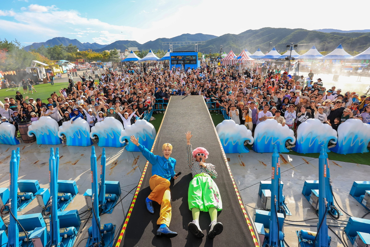 지난 8일 열린 ‘레고랜드 워터풀 파티’에서 고객들이 물놀이와 공연을 즐기고 있다. [LG유플러스 제공]