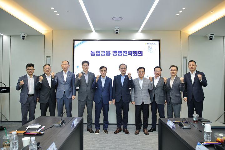 7일 서울 중구 농협금융지주 본사에서 열린 하반기 경영전략회의에서 이찬우(왼쪽에서 여섯 번째)  농협금융지주 회장과 이날 특강을 한 이주열(왼쪽에서 다섯 번째)  전 한국은행 총재등 참석자들이 기념 촬영을 하고 있다. [농협금융지주 제공]