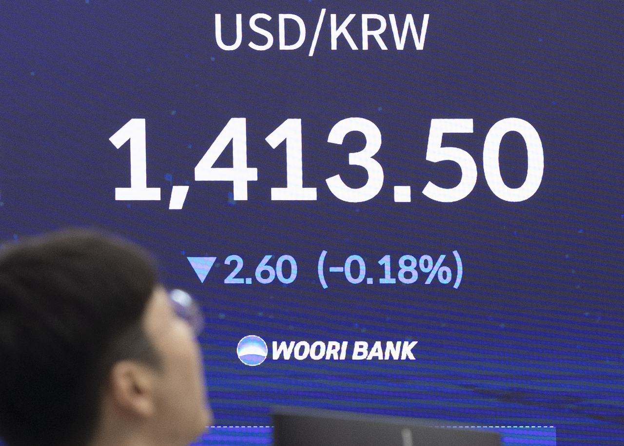A financial data screen at Woori Bank's dealing room in central Seoul shows the Korean won trading at 1,413.50 per US dollar on Monday. (Yoon Chang-bin/The Korea Herald)