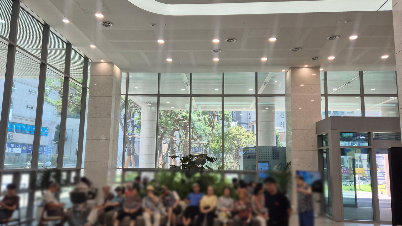 The first-floor lobby of Dongjak-gu District Office