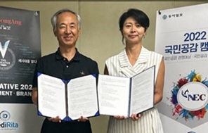 메디라타 배영우 대표(왼쪽)와 조윈 이기숙 대표가 최근 ‘AI 예방프로젝트(AIP)’  사업화 플랫폼 관련 업무협약을 하고 있다.